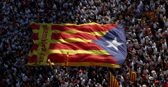 La bandera estelada sujetada por los participantes en la pasada Diada. REUTERS/Albert Gea