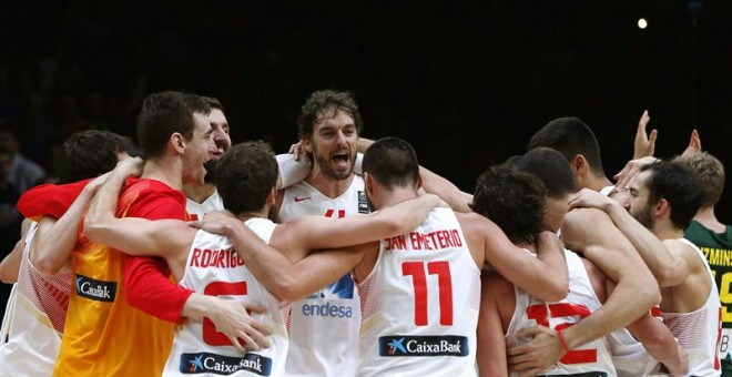 Pau Gasol celebra con el resto de los jugadores la victoria en el Eurobasket. /EFE