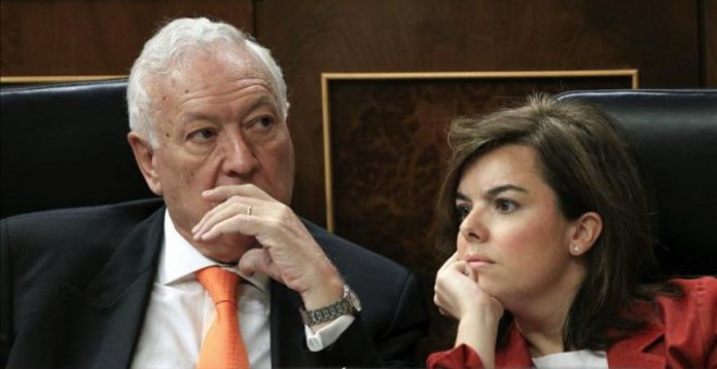 La vicepresidenta del Gobierno, Soraya Sáenz de Santamaría, y el ministro de Asuntos Exteriores, José Manuel García Margallo,en el Congreso de los Diputados. Archivo EFE