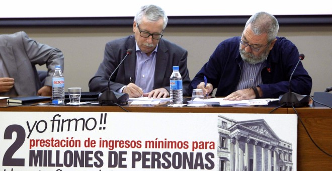 Los secretarios generales de CCOO, Ignacio Fernández Toxo, y de UGT, Cándido Méndez, han comenzado a recoger firmas para una Iniciativa Legislativa Popular sobre una renta mínima para personas en riesgo de pobreza. EFE/Juan M. Espinosa