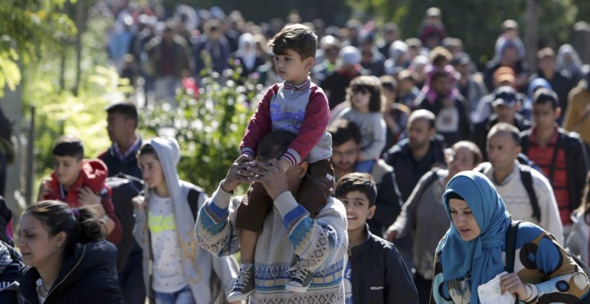 Miles de refugiados cruzan la frontera con Austria en Hegyeshalom (Hungría)./ REUTERS/ David W Cerny