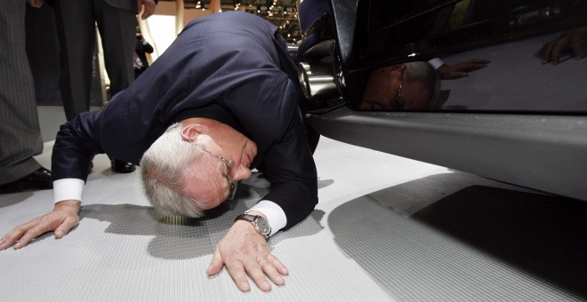 Fotografía del presidente de Volkswagen, Martin Winterkorn, mientras se agacha para ver los bajos de un Porche GT2 durante la presentación a los medios del Salón del Automóvil de Ginebra, el pasado marzo. EFE/Marijan murat