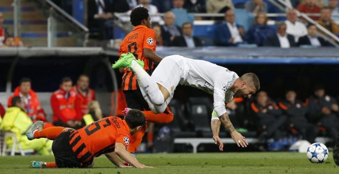 Ramos cae en el partido contra el Shakhtar. EFE/Alberto Martín