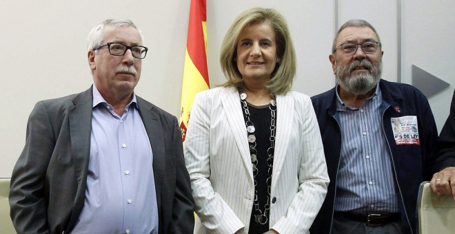 La ministra de Empleo, Fátima Bañez, con los secretarios generales de CCOO, Ignacio Fernández Toxo, y de UGT, Cándido Méndez. EFE