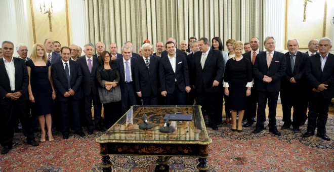 El primer ministro griego Alexis Tsipras, junto con el nuevo Gobierno, durante la ceremonia en la que prestó juramento. REUTERS