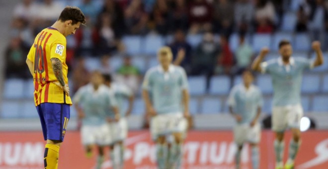 Messi se lamenta mientras los jugadores del Celta celebran uno de los goles. REUTERS/Miguel Vidal
