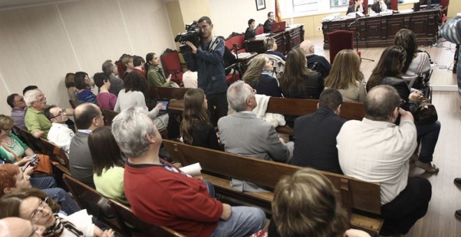Foto del juicio con los afectados de la talidomida. EUROPA PRESS