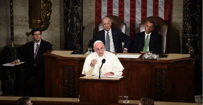 El Papa en el Capitolio flanEl Papa en el Capitolio flanqueado por el vicepresidente Biden y el portavoz de la cámara / John Boehner AFPqueado por el vicepresidente Biden y el portavoz de la cámara, John Boehner AFP