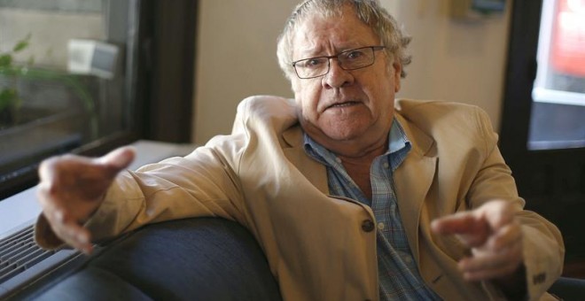 El hispanista Ian Gibson durante una entrevista con Efe sobre su nuevo libro, 'Poeta en Granada', donde recorre los rincones más emblemáticos por los que anduvo Federico García Lorca.- EFE