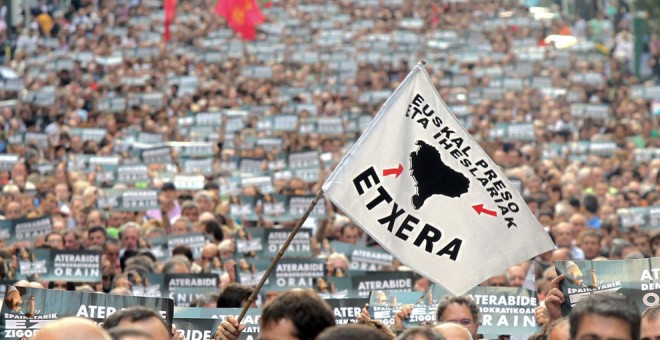 Una manifestación en Bilbao en favor del acercamiento de los presos de ETA.-  EFE/Archivo