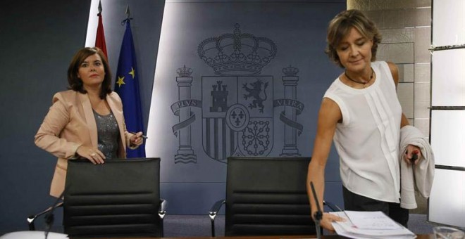 La vicepresidenta del Gobierno, Soraya Sáenz de Santamaría (izquierda) , y la ministra de Agricultura, Alimentación y Medio Ambiente, Isabel García Tejerina (d), al inicio de la rueda de prensa. / FERNANDO ALVARADO (EFE)