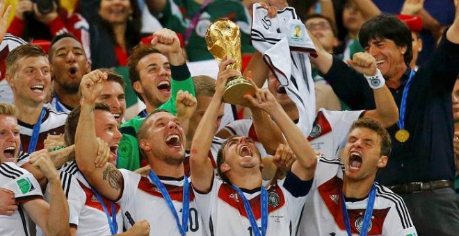 Los jugadores de Alemania, con el trofeo de la Copa del Mundo ganado en Brasil.