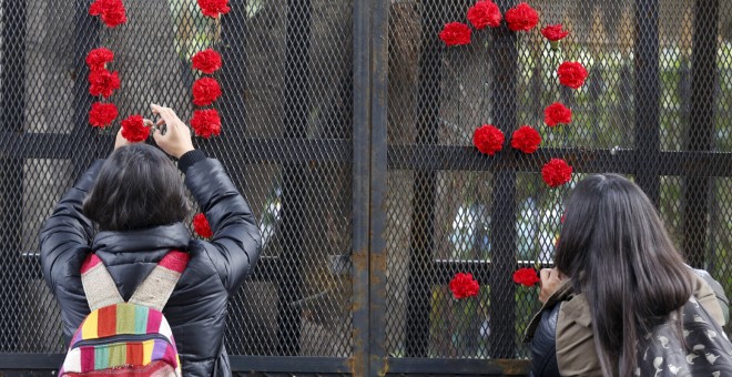 Jóvenes colocan flores en forma del número 43 en honor a los desaparecidos. REUTERS/Agustin Marcarian