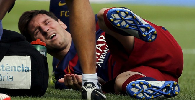 Messi se duele en el césped tras su lesión contra Las Palmas. REUTERS/Sergio Pérez