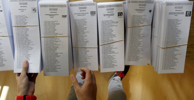 Papaletas de las candidaturas del 27-S, preparadas en un colegio electoral en Barcelona.. REUTERS/Albert Gea