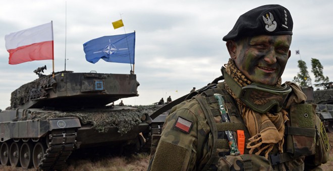 Un soldado polaco, en unas maniobras con la bandera de la OTAN. AFP2015/ Janek Skarzynski