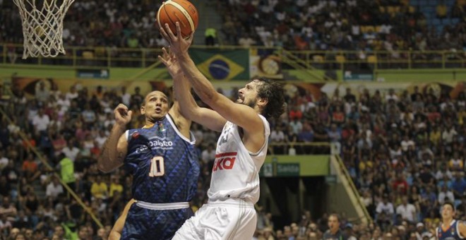 Llull intenta una canasta durante el partido. EFE/Sebastião Moreira