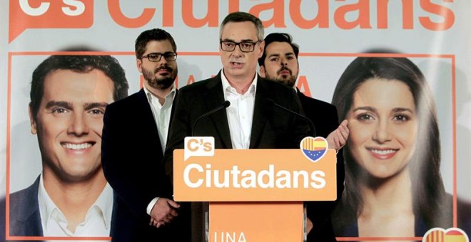 El jefe de campaña de Ciudadanos, José Manuel Villegas, junto al secretario de comunicación, Fernando de Páramo, y el secretario de organización, Fran Hervías, comparecen una vez cerradas las urnas en la sede electoral del partido. /EFE