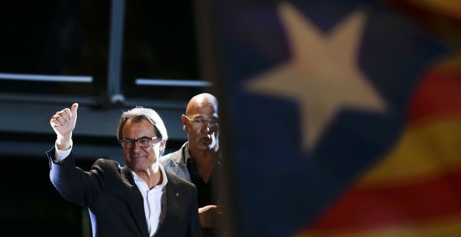 Artur Mas saluda a los seguidores de Junts Pel Si en la noche electoral del 27-S. REUTERS/Sergio Perez