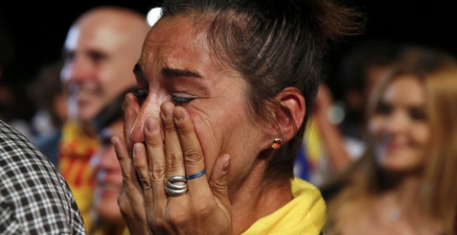 Una mujer llora al escuchar el discurso de Mas y Junqueras./ EFE