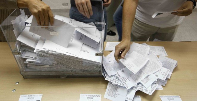 Los miembros de una mesa electoral comienzan el recuento de las papeletas de una urna en las elecciones catalanas del 27-S. REUTERS/Albert Gea