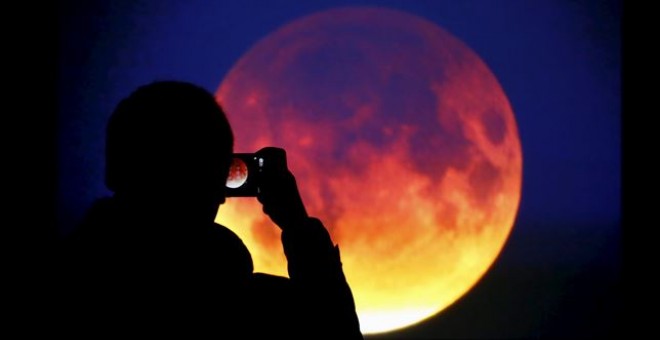 ¿Por qué el eclipse de 'superluna' ha sido rojizo?