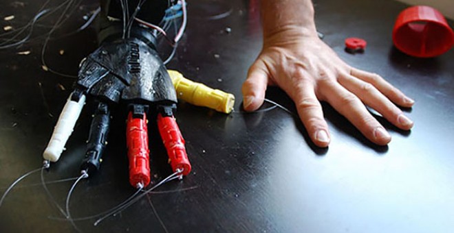 Un manco se fabrica su propia mano biónica "low cost" con una impresora 3D.