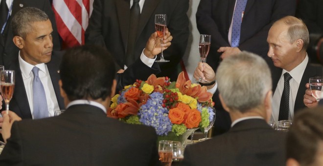 El presidente de EEUU, Barack Obama, y su homólogo ruso, Vladímir Putin, brindan en la cumbre de la Asamblea General de la ONU. REUTERS/Mikhail Metzel/RIA Novosti