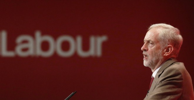 El flamante líder del Partido Laborista británico, Jeremy Corbyn, intervine en el congreso de la formacuión en Brighton. REUTERS/Luke MacGregor
