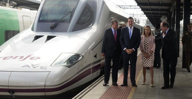 El presidente Mariano Rajoy, acompañado por la ministra de Fomento, Ana Pastor, el presidente de la Junta de Castilla y León, Juan Vicente Herrera, y el alcalde de León, Antonio Silván, durante la inauguración de la línea de Alta Velocidad que enlaza Vall