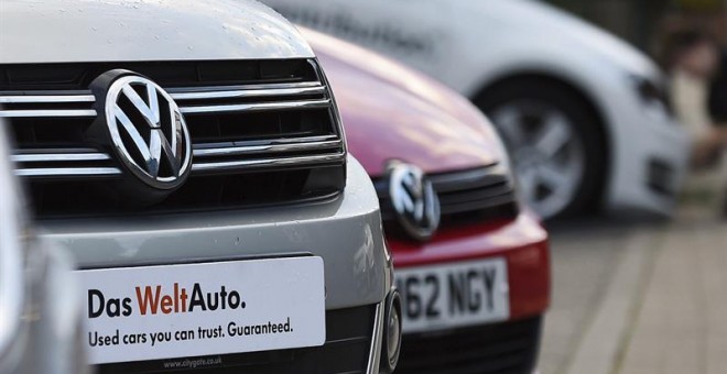 Dos coches Volkswagen en un concesionario en Londres. EFE/Andy Rain