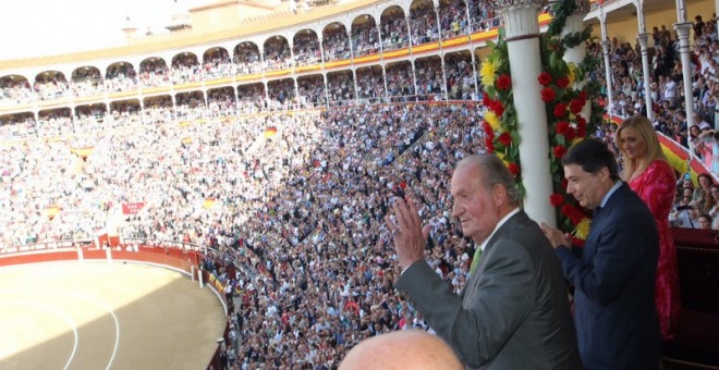 Cristina Cifuentes en los toros, junto al expresidente de la Comunidad, Ignacio González, y el rey Juan Carlos. Casa Real, Borja Fotógrafos