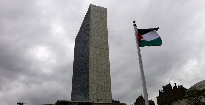 La bandera palestina vuela después de haber sido izada por el presidente palestino, Mahmoud Abbas, en una ceremonia en la Asamblea General de las Naciones Unidas en las Naciones Unidas en Manhattan, Nueva York. REUTERS / Eduardo Muñoz