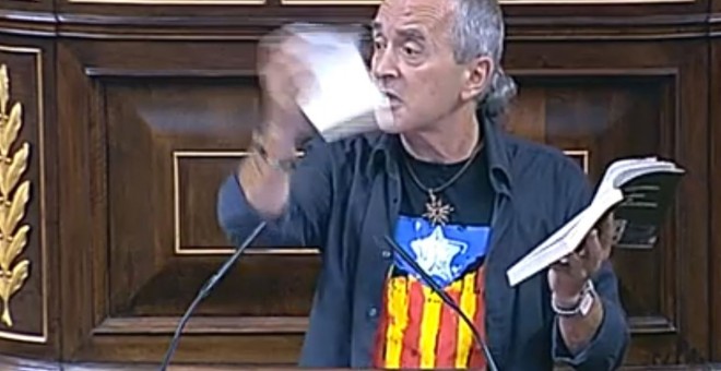 El diputado de Amaiur, Sabino Cuadra, rompió una Constitución el pasado 16 de septiembre en el Congreso./ EP