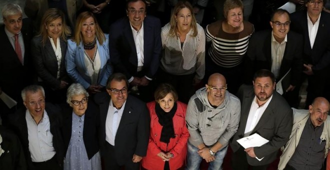 Foto de familia de los diputados electos de Junts pel Si que se ha realizado tras la primera reunión del grupo parlamentario que se ha celebrado en el Parlament de Catalunya./ EFE