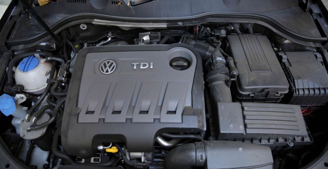Un motor TDI diesel en un Volkswagen Passat  en un concesionario en Londres. REUTERS/Stefan Wermuth
