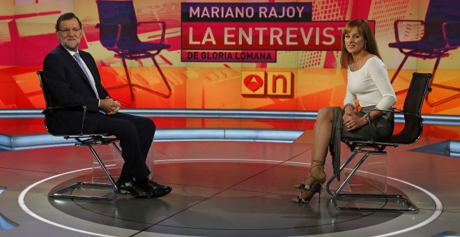 El presidente del Gobierno, Mariano Rajoy, durante la entrevista con la periodista Gloria Lomana, en Antena 3. EFE/Alberto Martín