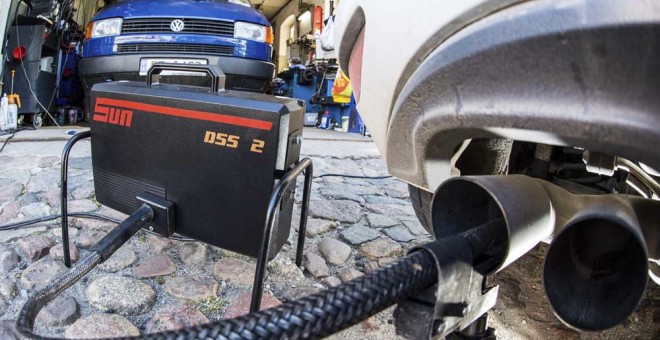 Un dispositivo mide los niveles de emisiones del motor diésel de un Volkswagen Golf 2.0 TDI en un taller de Fráncfort del Oder (Alemania). EFE/Patrick Pleul