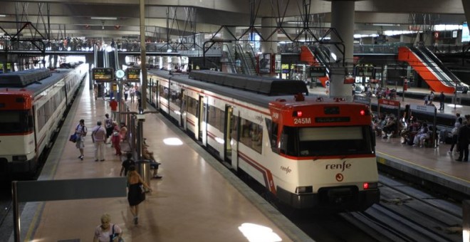 Varios pasajeros transitan por una de las estaciones de Renfe. / EUROPA PRESS