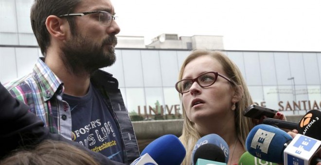 Antonio Lago y Estela Ordoñez, los padres de Andrea, una niña de 12 años que sufre una enfermedad rara y degenerativa, han pedido esta mañana ante los medios 'una muerte digna' para su hija tras agravarse la situación de la pequeña, ingresada en el Hospit