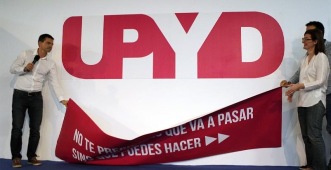 En el octavo aniversario de su fundación, UPyD presenta hoy la nueva imagen corporativa y logotipo del partido, en el primer mitin del portavoz nacional, Andrés Herzog (i), candidato a la Presidencia del Gobierno. EFE/Víctor Lerena
