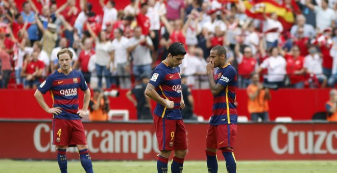 El centrocampista croata Ivan Rakitic, el delantero uruguayo Luis Suárez y el delantero brasileñoNeymar, del FC Barcelona, tras encajar el segundo gol del Sevilla. / PACO PUENTES (EFE)