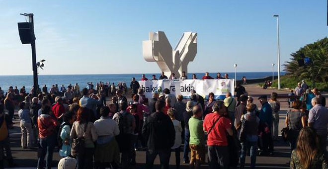 Pablo Gorostiaga, al final de la manifestación, durante su intervención en el monumento de la Paloma de la Paz de Donosti. Foto: TWITTER @ehbildu