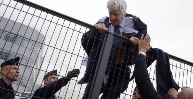 El director de Air France en Orly, Pierre Plissonnier, trata de huir de los trabajadores. / KENZO TRIBOUILLARD (AFP)