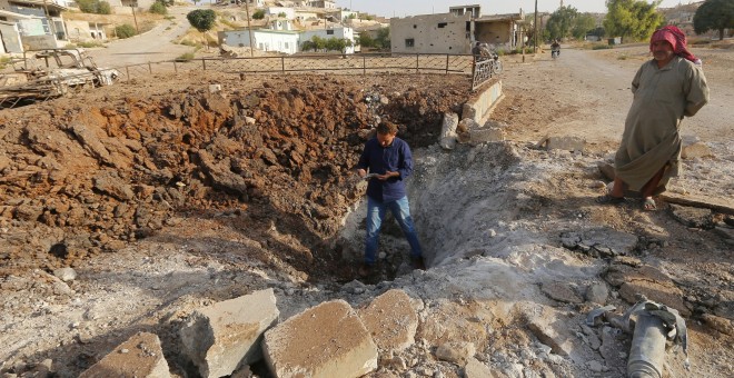Cráter producido por un bombardeo ruso en la ciudad siria de Latamneh, en la región de Hama. - REUTERS