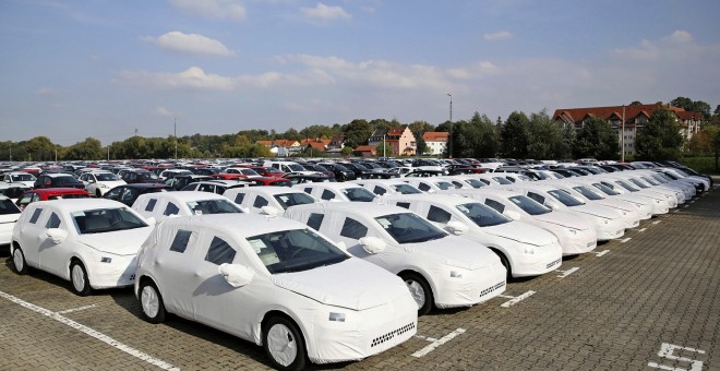 Nuevos Volkswagen Golf listos para su transporte en una compañia logística de Gössnitz (Alemania). EFE