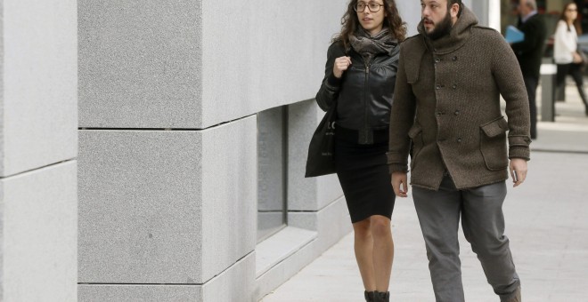 El edil de Ahora Madrid Guillermo Zapata (d), a su llegada a la Audiencia Nacional para declarar ante el juez Santiago Pedraz. EFE/Fernando Alvarado