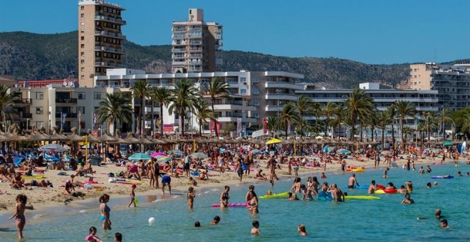 Turistas en una playa del Levante el pasado verano: DAVID RAMOS/GETTY