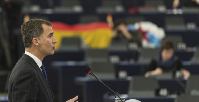 El rey Felipe VI pronuncia su discurso ante el Parlamento Europeo en Estrasburgo (Francia), con los escaños de los eurodiputados españoles del GUE vacíos y con una bandera de la República. EFE/Patrick Seeger