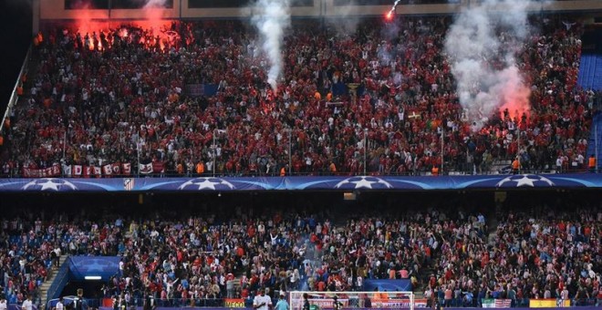 Bengalas lanzadas desde la grada de la afición del Benfica en el partido contra el Atlético.